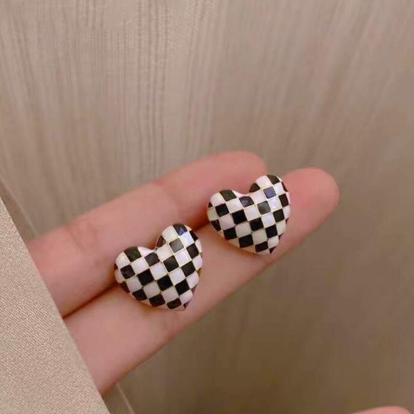 NWT Mackenzie Checkered Heart Stud Earrings - Picture 3 of 3